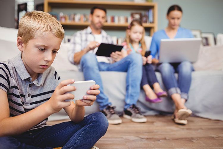 الامارات | «الصحة العالمية» تحذِّر من تأثير وسائل التواصل الاجتماعي والعزلة على الأفراد