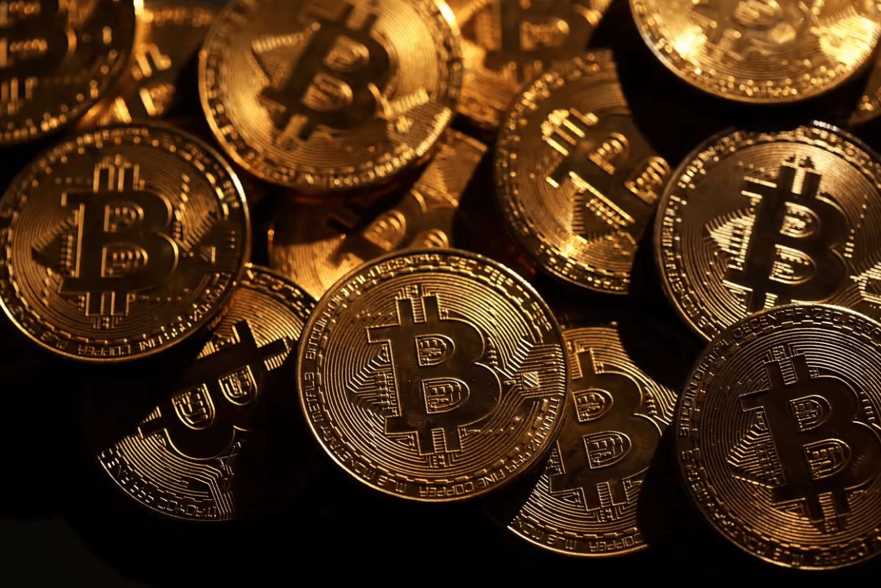تعافي سعر البيتكوين من الهبوط الأخير تزامنا مع استمرار تقلب أسعار العملات الرقمية البديلة