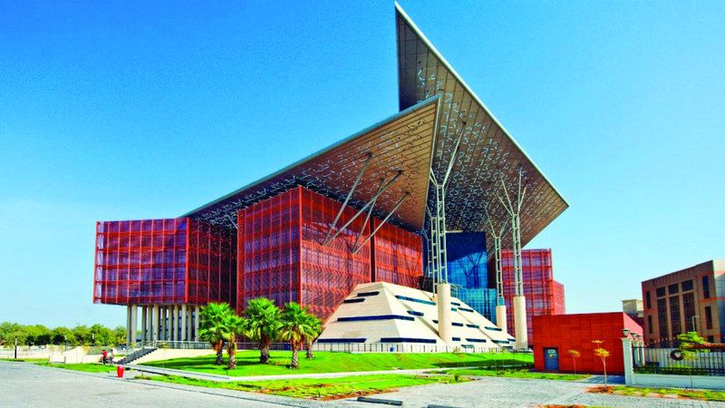 الامارات | إلزام سائق بدفع قيمة مخالفة تجاوزه إشارة حمراء لجهة عمله