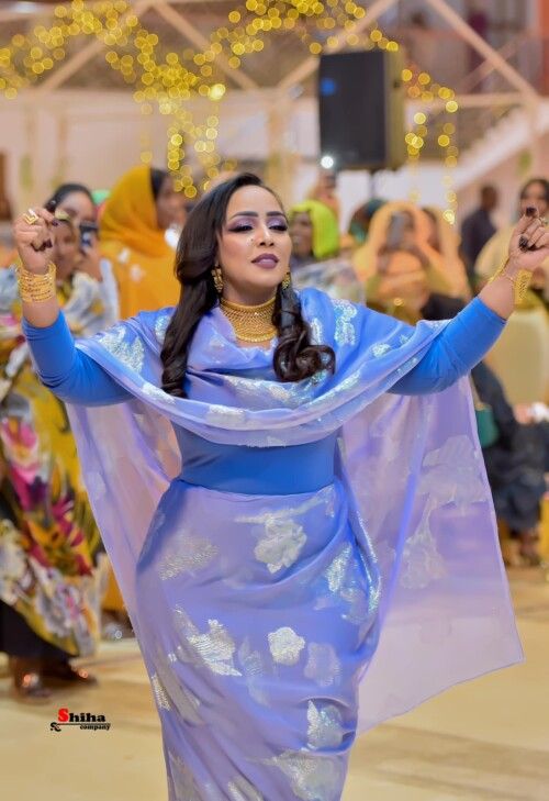 شاهد بالفيديو.. شباب “نوبيون” يحاصرون الفنانة هدى عربي في وصلة رقص جميلة والسلطانة تتفاعل مع لقطتهم بإعجاب كبير
