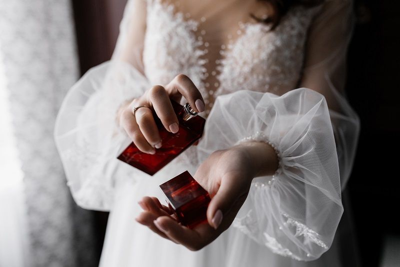 لعروس صيف 2025: كيف تختارين عطرك المثالي بنفحات منعشة وآسرة؟