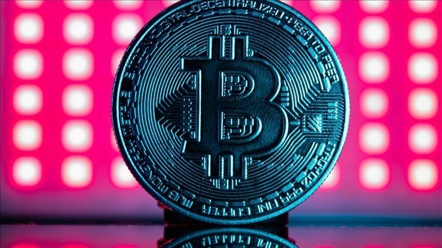 البيتكوين ترتفع وسط تقلبات السوق والتوترات السياسية: هل تمهد السياسة الأمريكية لصعود جديد؟