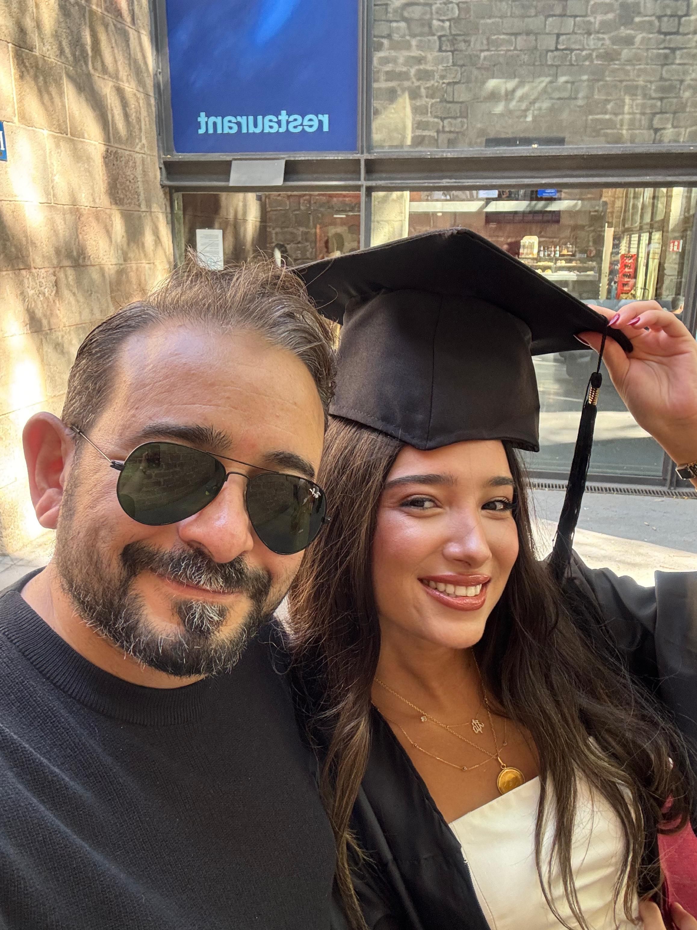 الموزع أحمد عادل يحتفل بتخرج ابنته كنزى من الجامعة في إسبانيا