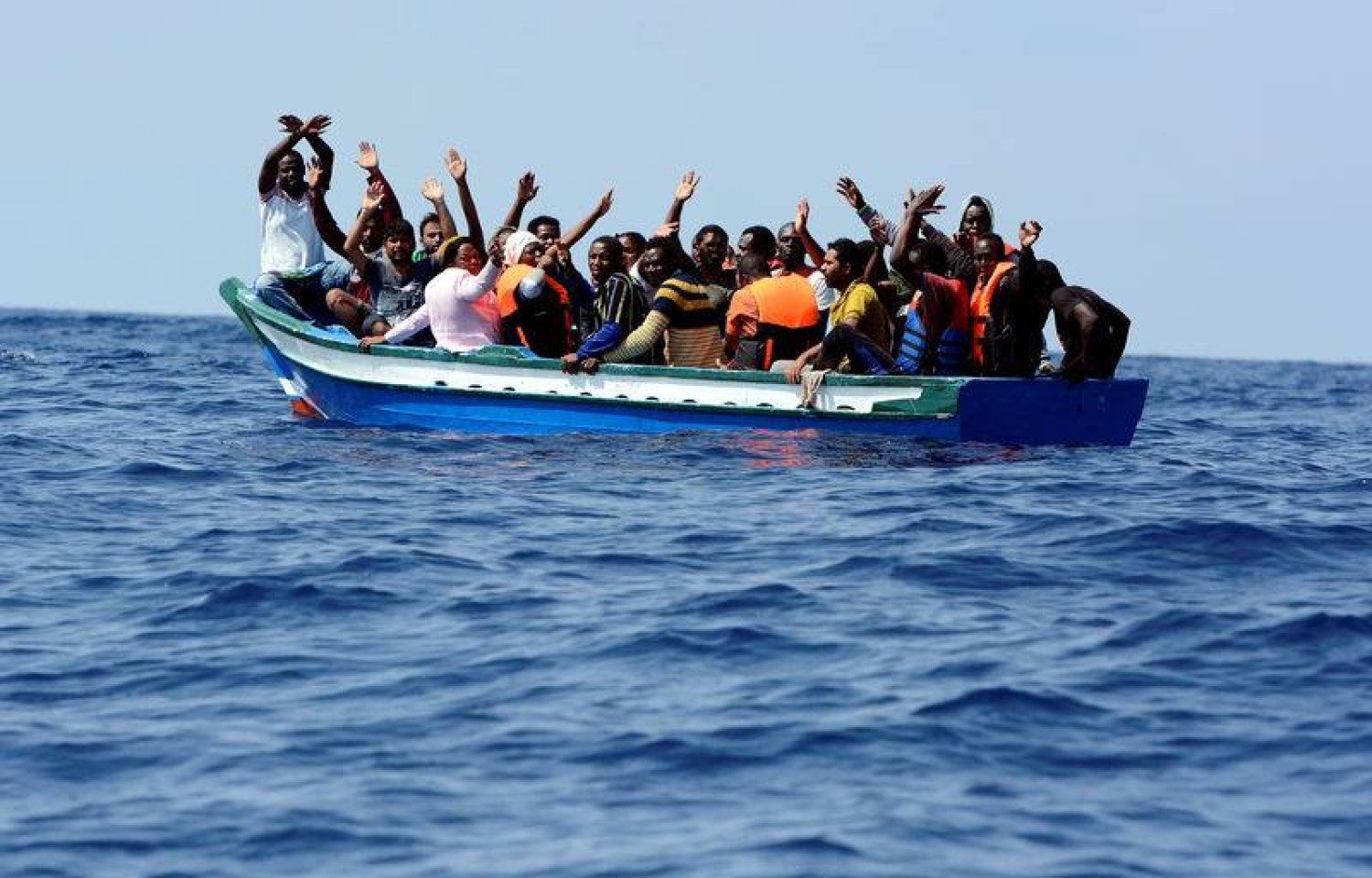 الأمن يضبط قاربًا يحمل 150 مهاجرًا غير شرعي قبالة سواحل شبوة