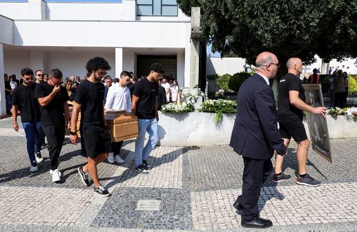 انهيار زوجة جوتا ورفاقه فى ليفربول أثناء تشييع جنازة الأخوين فى البرتغال.. صور