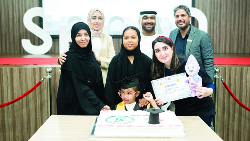 الامارات | شرطة دبي تحتفي بنجاح ابنة موظف من ذوي الهمم