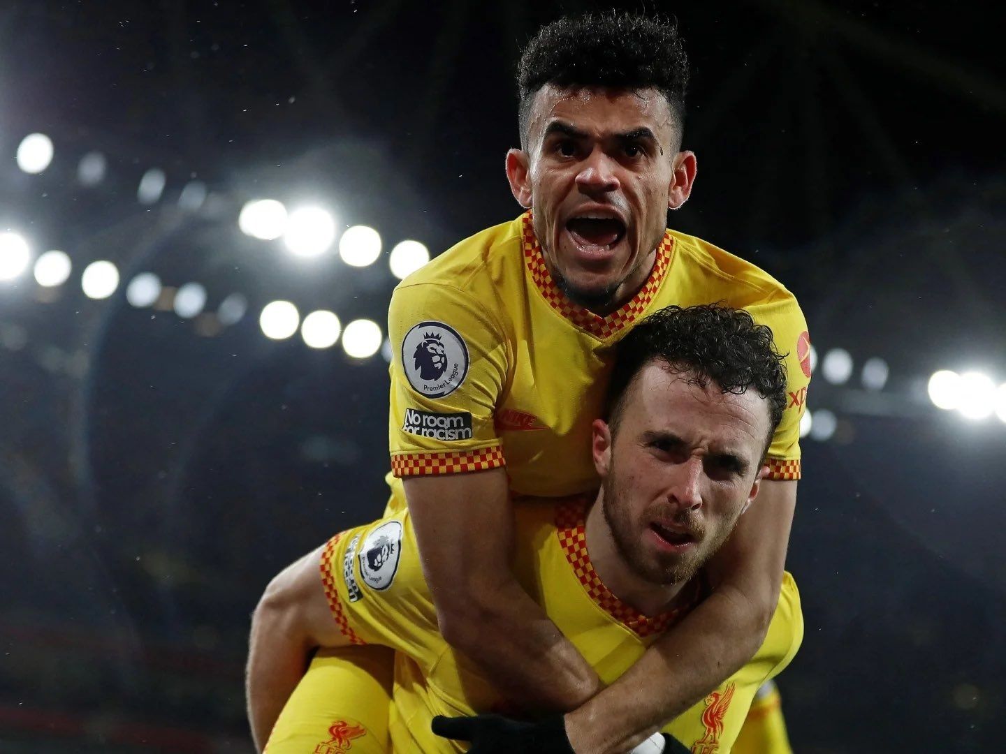الامارات | تصرف صادم من لاعب ليفربول في وقت جنازة صديقه جوتا (فيديو)