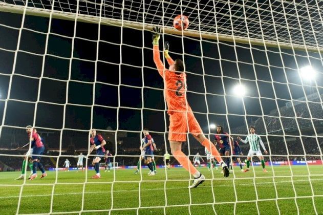 بطولة إسبانيا: الحارس شتشيزني يمدد عقده مع برشلونة حتى عام 2027