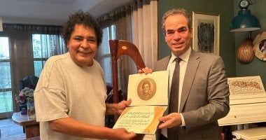 تكريم الكينج.. الفنان الكبير محمد منير يتسلم وسام ماسبيرو للإبداع