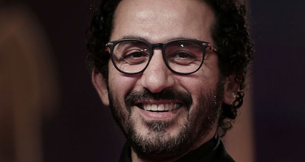 مفاجأة من أحمد حلمي لعمرو دياب على المسرح.. والأخير يرد