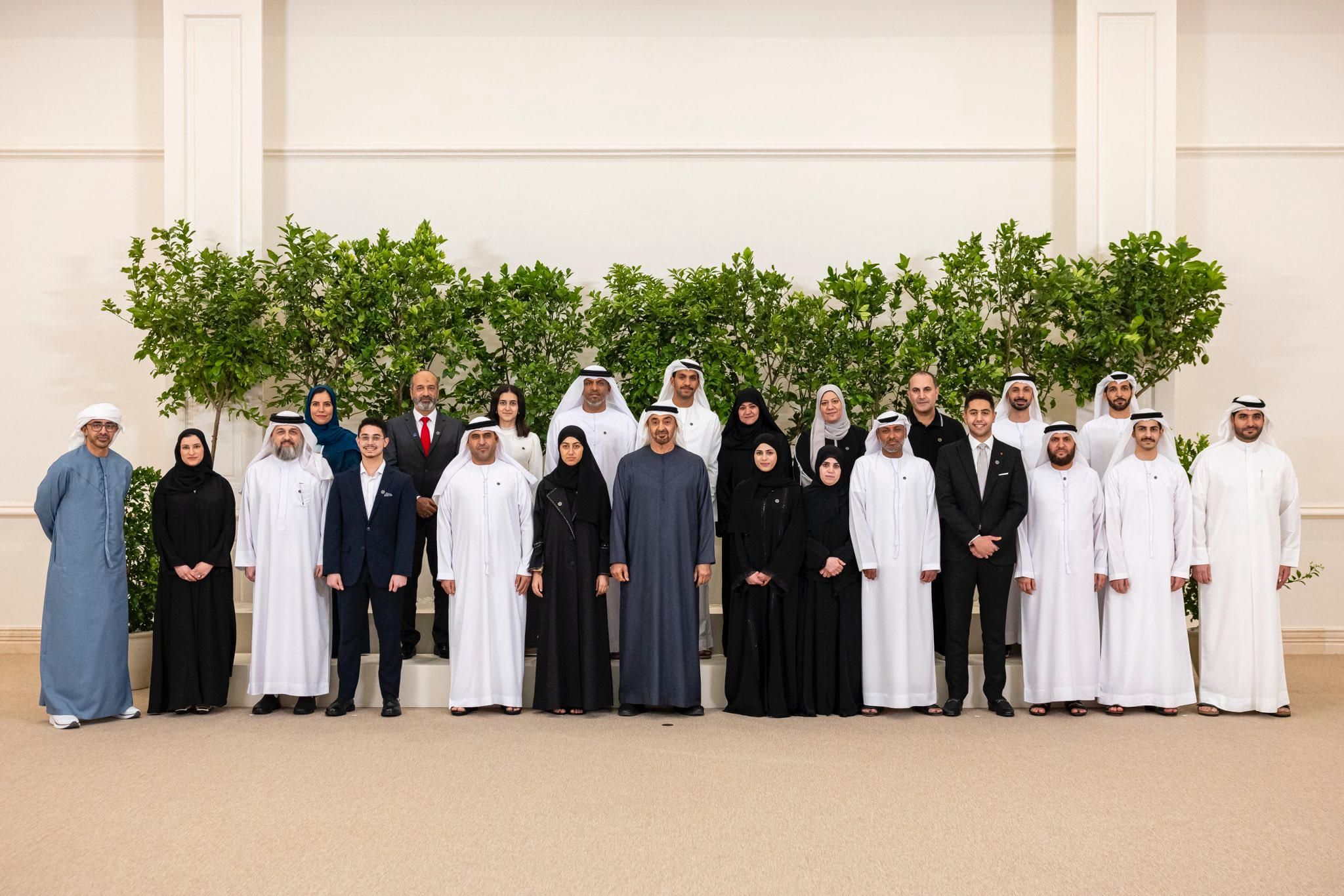 الامارات | رئيس الدولة يستقبل أوائل الصف الثاني عشر وأولياء أمورهم وعدداً من القيادات التربوية