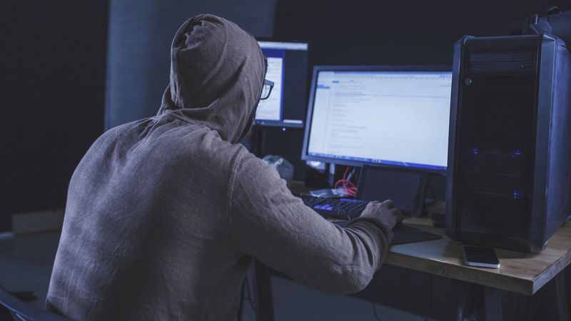 الامارات | محتالون إلكترونيون يستدرجون محسنين عاطفياً للتبرع لحسابات خارجية   