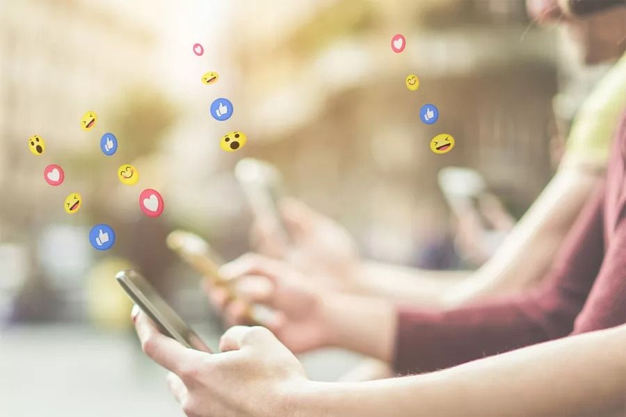 الامارات | «الإيموجي» تضيف دفئا إلى التواصل مع الآخرين.. كيف ذلك؟