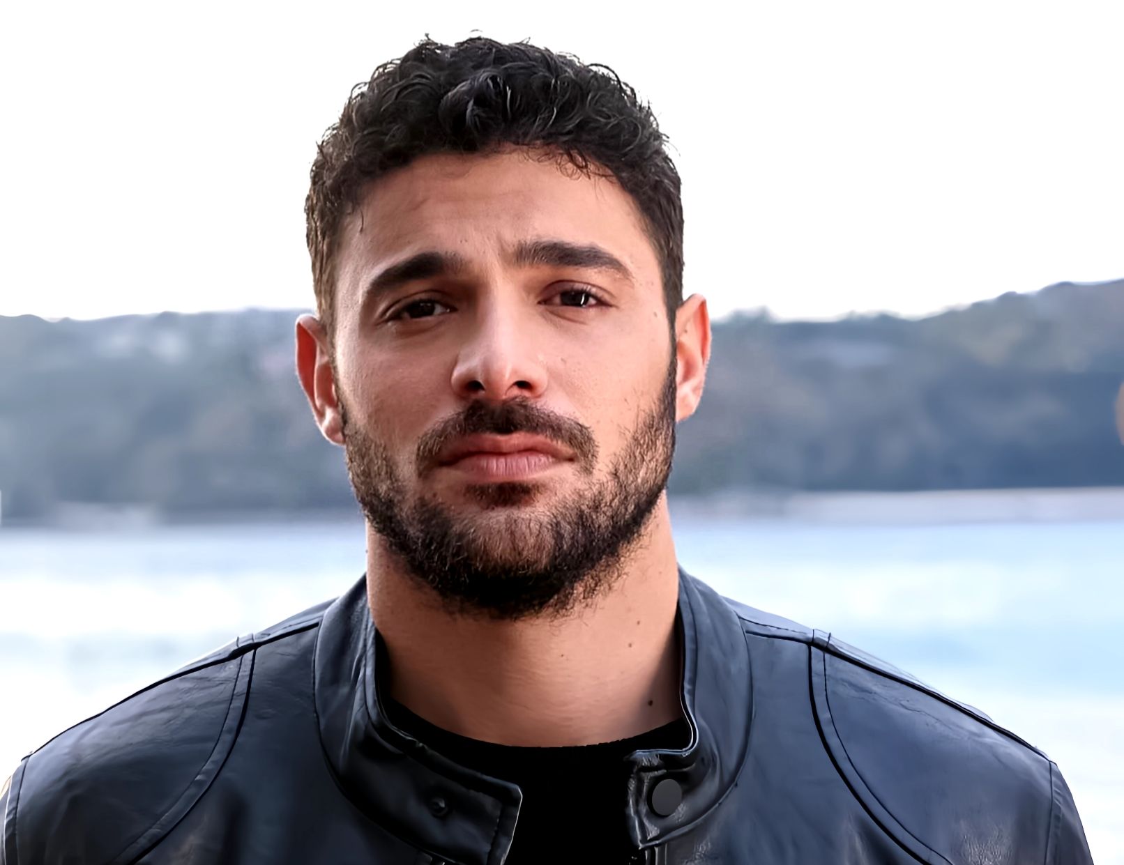 من هي شريكة خالد اوزغور ساري في المسلسل التركي القادم “عيناك كالبحر الأسود”؟ 