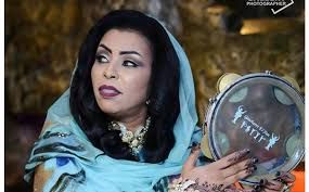 شاهد بالفيديو.. الفنانة ميادة قمر الدين ترد على هجوم وسخرية “القحاتة”: (أنا أول من قال لا لحمدوك وأنا قونة ودي شغلتي لكن انتو طبالين ومافي راجل طبال)