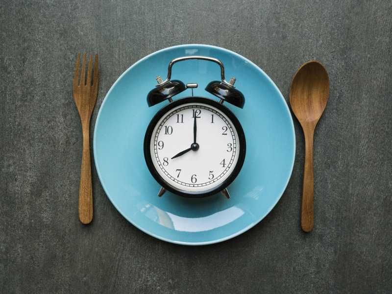 الامارات | يربك الساعة البيولوجية.. تعرَف إلى أضرار العشاء المتأخر