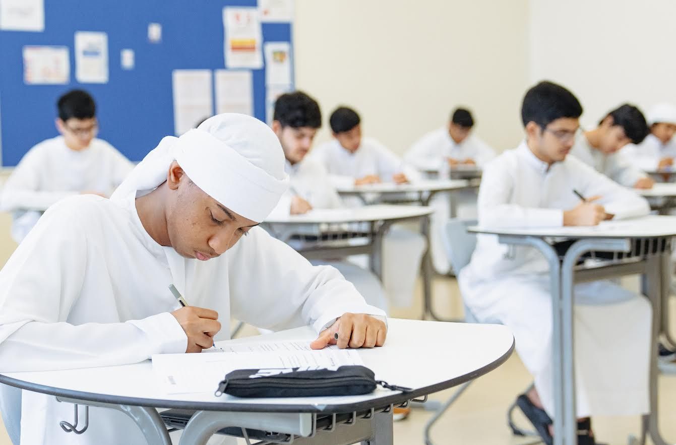 الامارات | ملفات خريجي الثانوية "متاحة" في إدارات المدارس حتى الجمعة القادمة