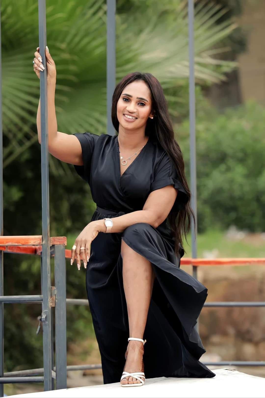 شاهد بالفيديو.. الفنانة عشة الجبل تظهر في جلسة مثيرة داخل أحد “الكافيهات” بــ”العباية” والأزياء الخليجية