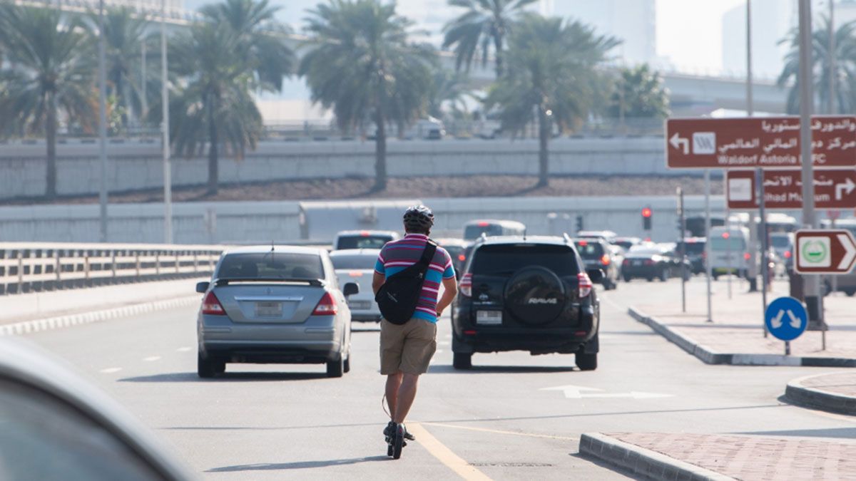 الامارات | خبيران: لا حقوق قانونية أو تبعات تأمينية لقائدي وسائل «التنقل الشخصية» المخطئين