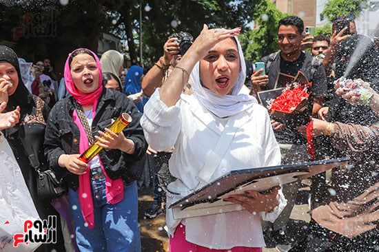 "فركش ثانوية عامة".. الطلاب ينهون الامتحانات ويبدأون مشوار الحلم