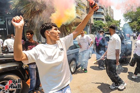 "فركش ثانوية عامة".. الطلاب ينهون الامتحانات ويبدأون مشوار الحلم