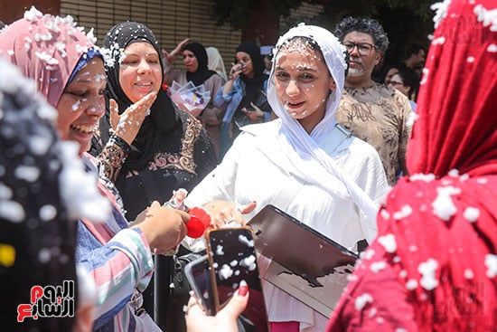 "فركش ثانوية عامة".. الطلاب ينهون الامتحانات ويبدأون مشوار الحلم