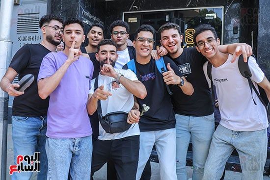 "فركش ثانوية عامة".. الطلاب ينهون الامتحانات ويبدأون مشوار الحلم