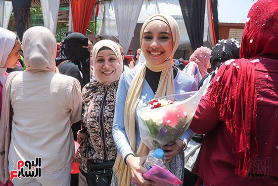 "فركش ثانوية عامة".. الطلاب ينهون الامتحانات ويبدأون مشوار الحلم