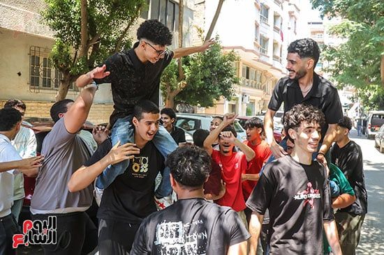 "فركش ثانوية عامة".. الطلاب ينهون الامتحانات ويبدأون مشوار الحلم