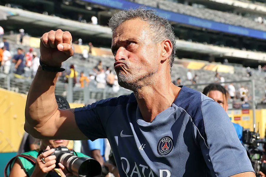 الامارات | رسائل جمهور برشلونة تنهال على إنريكي بعد اكتساحه ريال مدريد