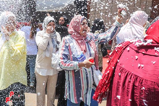 "فركش ثانوية عامة".. الطلاب ينهون الامتحانات ويبدأون مشوار الحلم