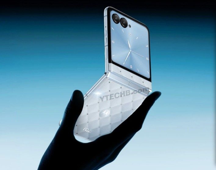 تكنولوجيا: تسريب يكشف نسخة Motorola Razr Swarovski الفاخرة بهيكل كريستالي ونظام مخصص