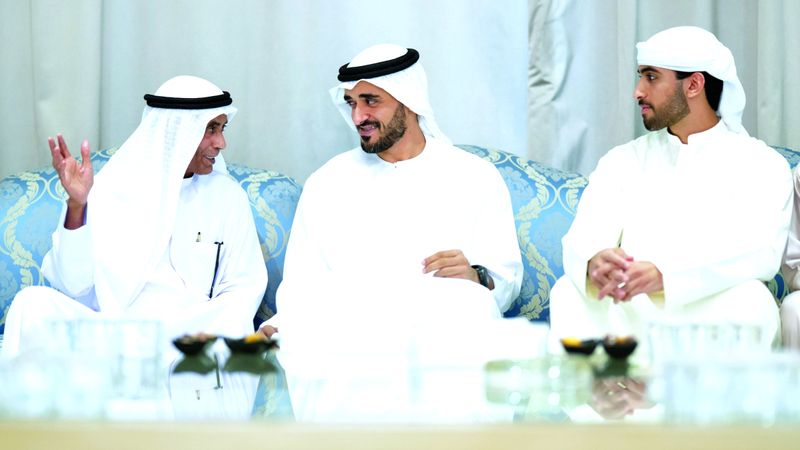 الامارات | زايد بن محمد بن زايد يُقدّم واجب العزاء في وفاة والدة الشهيد سيف يوسف بالهول الفلاسي