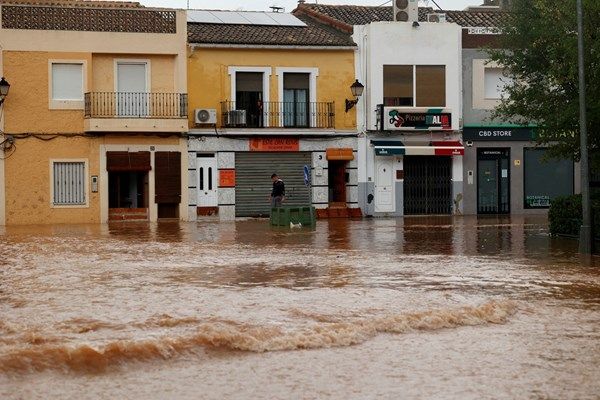إسبانيا تحذّر من أمطار غزيرة في كاتالونيا وتعلّق حركة القطارات