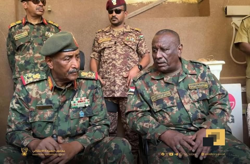 شاهد بالفيديو.. بعفوية وسذاجة كبيرة.. شاب سوداني يحاول وضع يده على كتف “البرهان” أثناء التقاط “سيلفي” معه ونظرات “الكاهن” وحرسه الشخصي تربك الشاب وتدفعه لمغادرة المكان