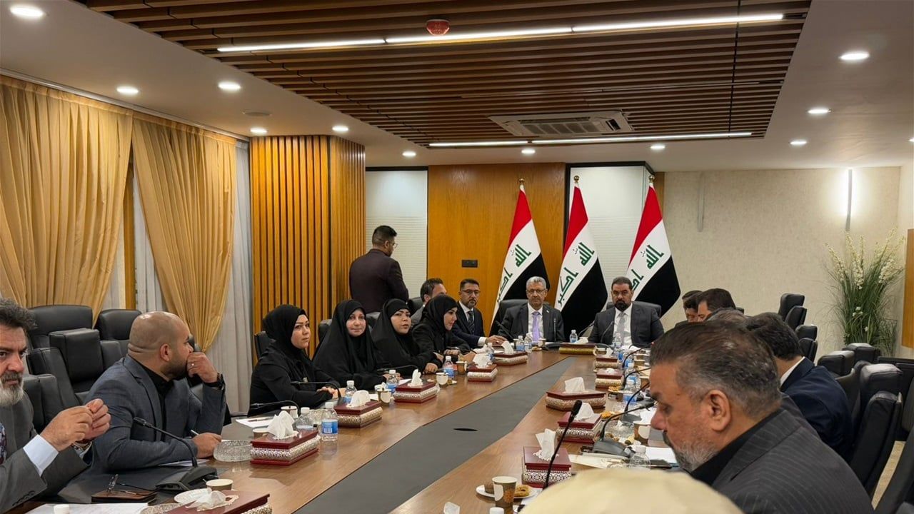 استضافة برلمانية لوزير النفط ومدير سومو بشأن تقارير "مزج" النفط الإيراني بالعراقي وتهريبه