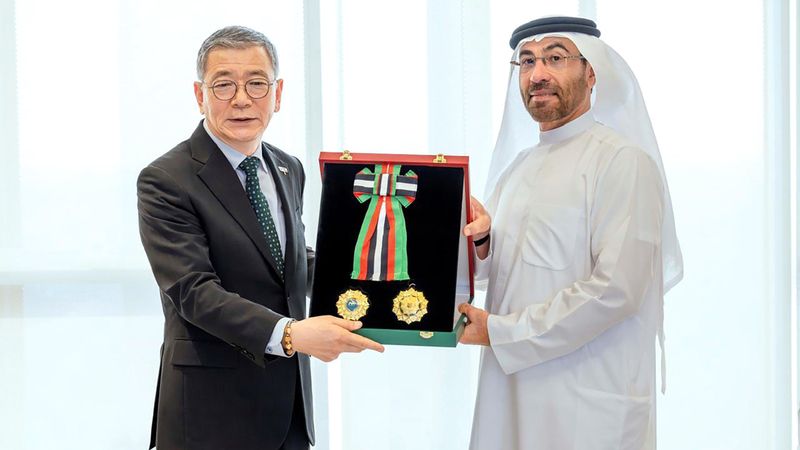 الامارات | رئيس الدولة يمنح السفير الكوري وسام الاستقلال من الطبقة الأولى