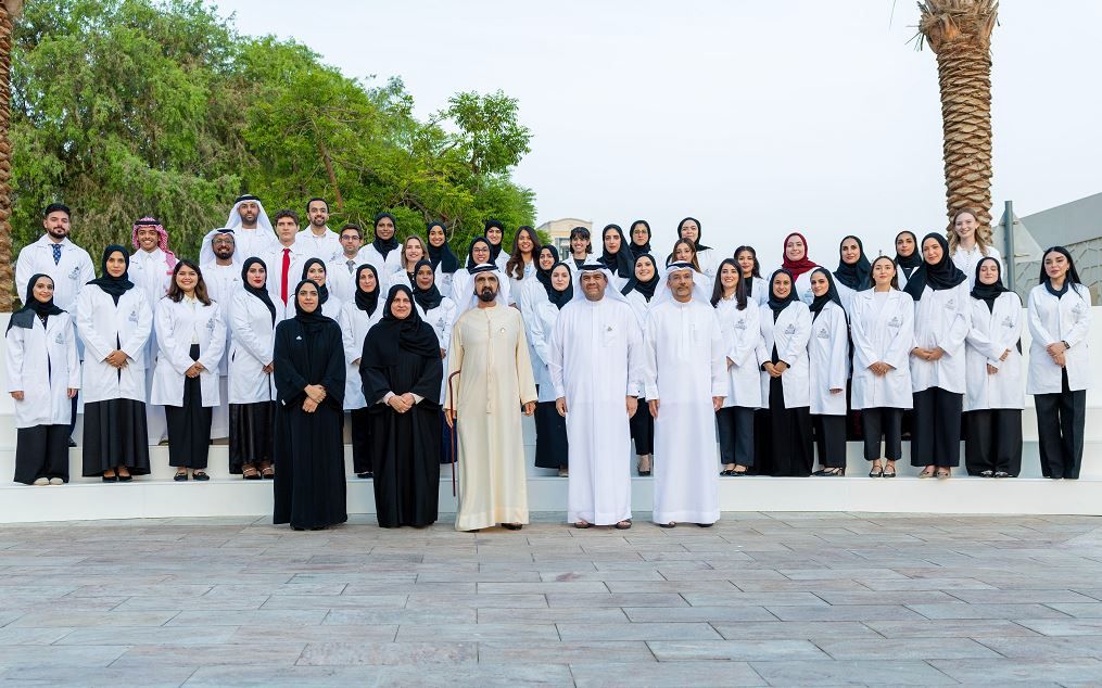 الامارات | محمد بن راشد يلتقي أوائل خريجي جامعة محمد بن راشد  للطب والعلوم الصحية