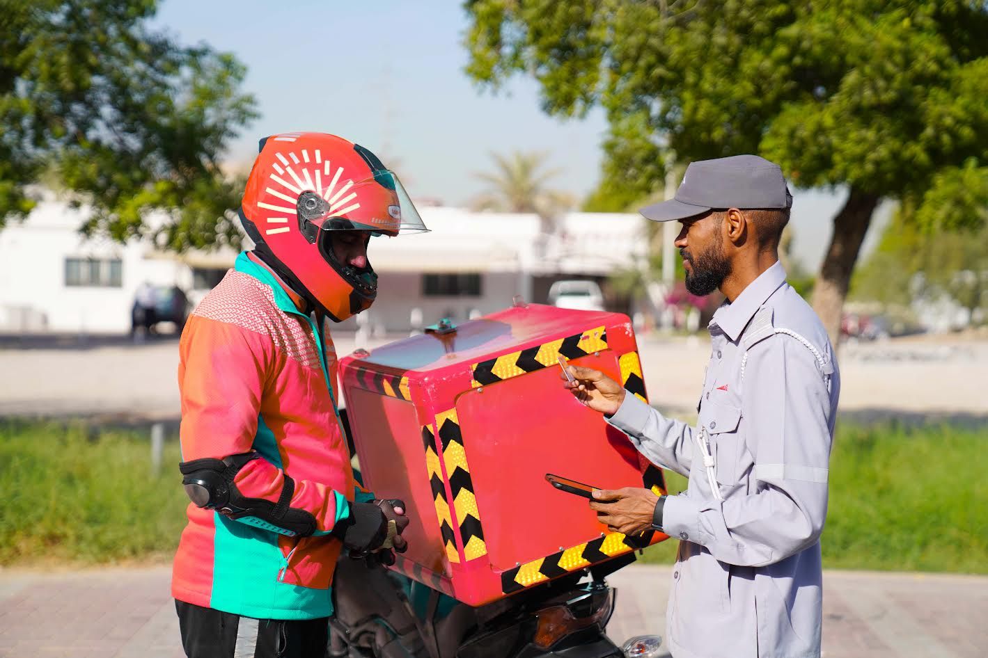 الامارات | " طرق دبي" تنفّذ 1059 عملية تفتيش على دراجات توصيل الطلبات