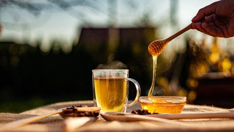 الامارات | «ماء العسل» في الصباح.. 7 فوائد صحية هامة
