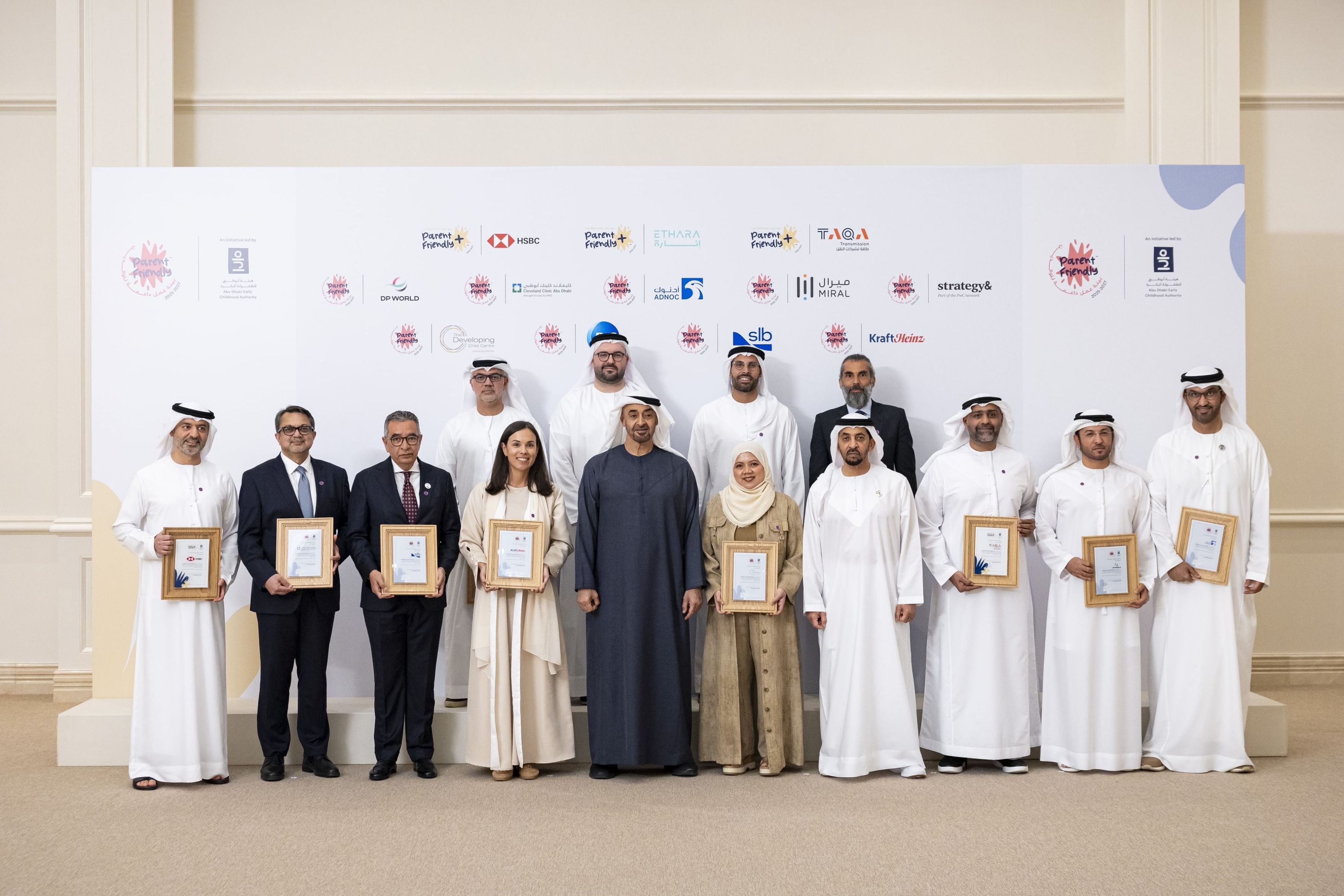 الامارات | رئيس الدولة يكرم المؤسسات الحاصلة على"علامة الجودة لبيئة عمل داعمة للوالدين"