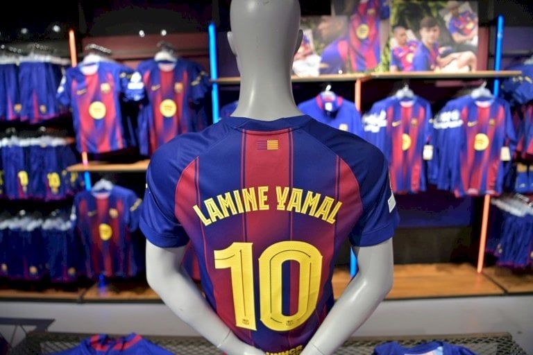 برشلونة يمنح القميص رقم 10 لنجمه الصاعد لامين جمال