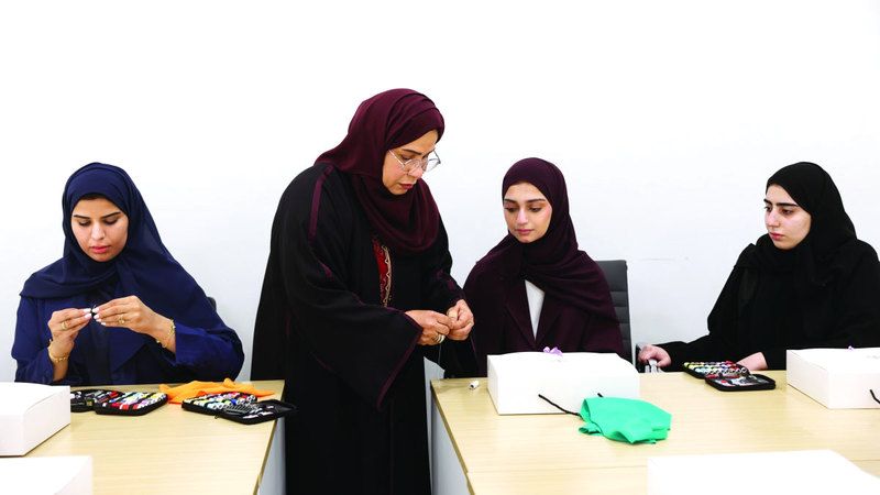 الامارات | فتيات «غراس الصيف» يتعلمن السنع وفنون الضيافة وحرفاً نسائية