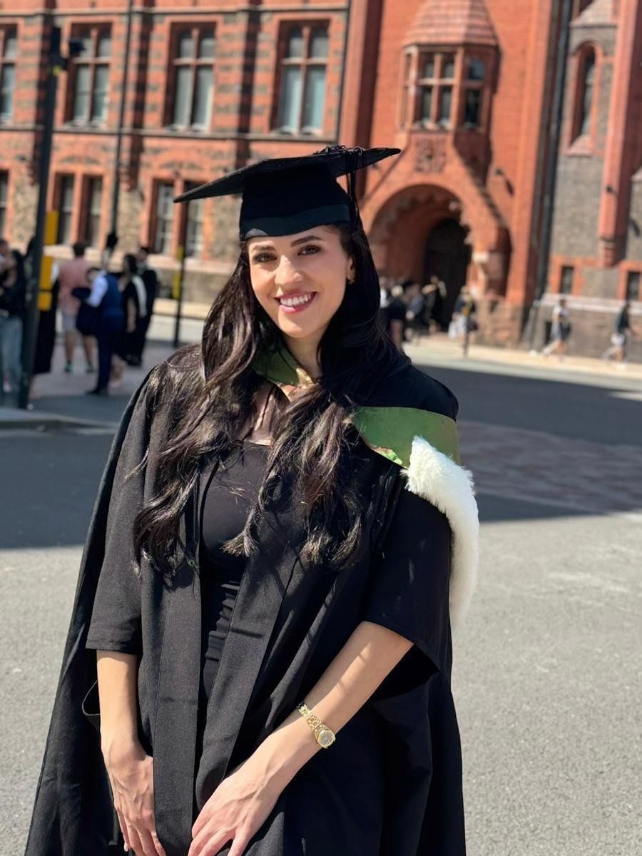 وائل جمعة صخرة الأهلى يحتفل بتخرج نجلته من جامعة ليفربول.. صور