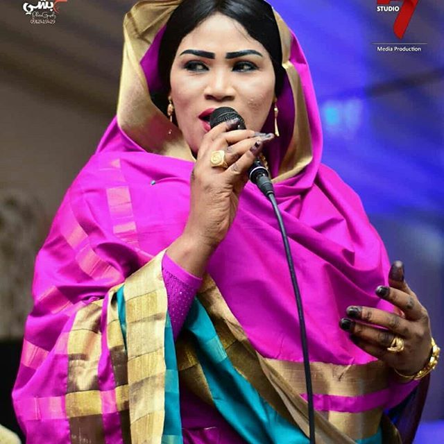 شاهد بالفيديو.. الطفل الذي تعرض للإعتداء من الفنانة إنصاف مدني يظهر مع والده ويكشف حقيقة الواقعة وملكة الدلوكة ترد: (ما بتوروني جبر الخواطر ولا بتوروني الحنيه ولا منتظره زول يلفت نظري)