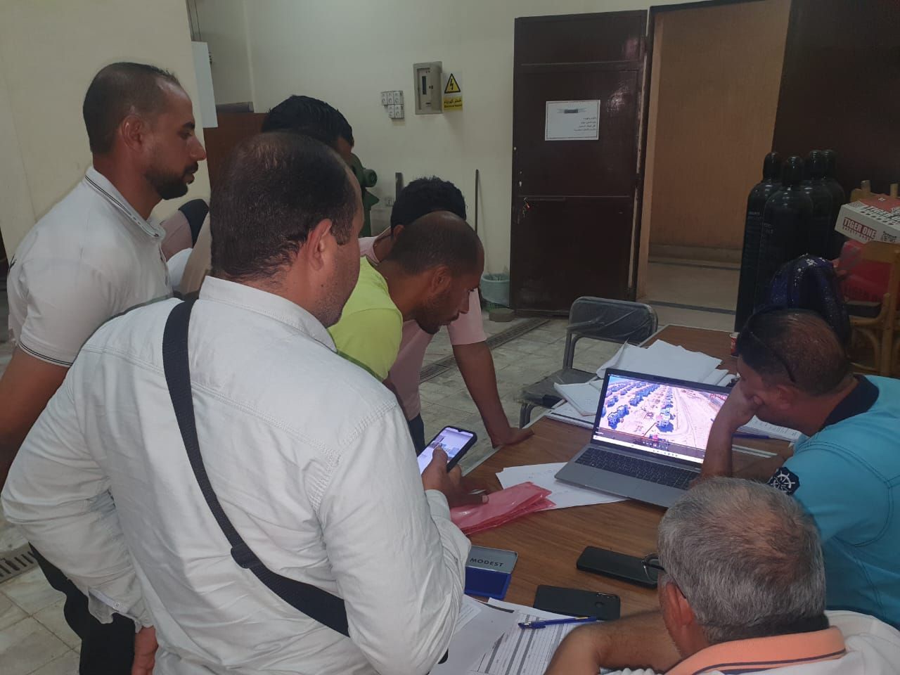 وزير العمل: بدء اختبار المرشحين للعمل بالإمارات في مجالات السباكة واللحام والنجارة
