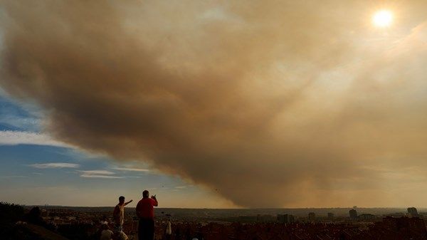 حريق يلف العاصمة الإسبانية بدخان كثيف