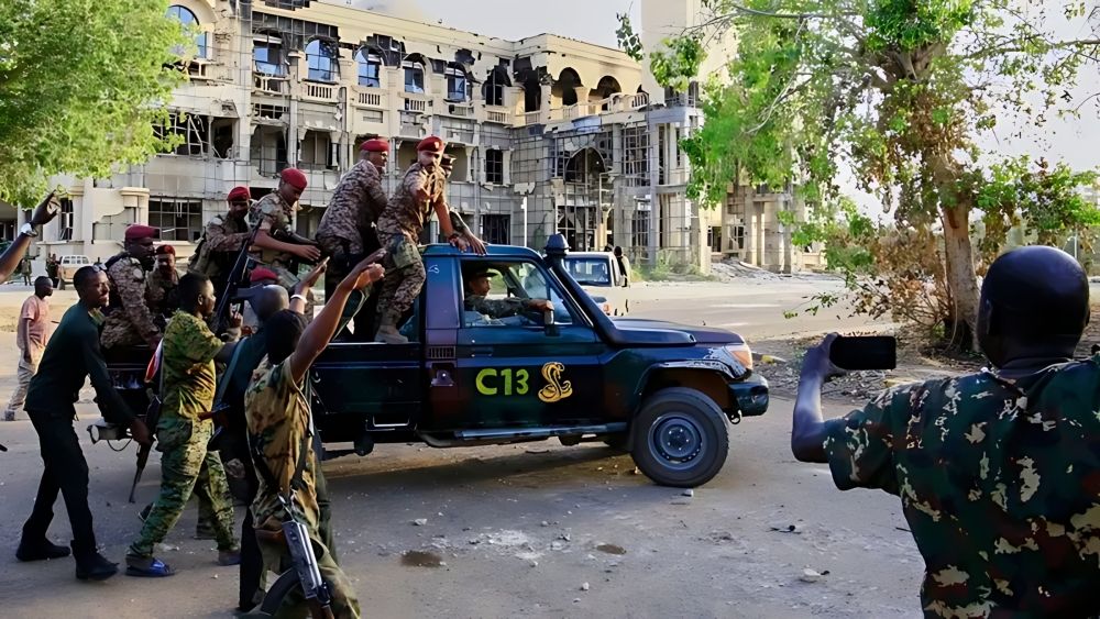 في أول زيارة.. رئيس الوزراء السوداني يتعهد بإعادة إعمار الخرطوم