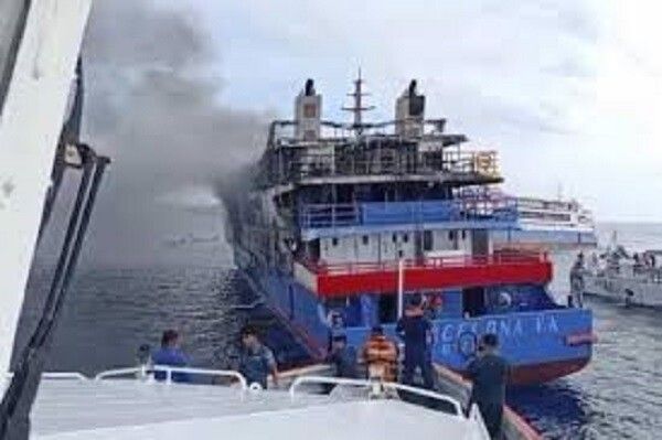 مقتل ثلاثة أشخاص وانقاذ أكثر من 500 آخرين بعد اشتعال حريق في عبّارة قبالة جزيرة إندونيسية