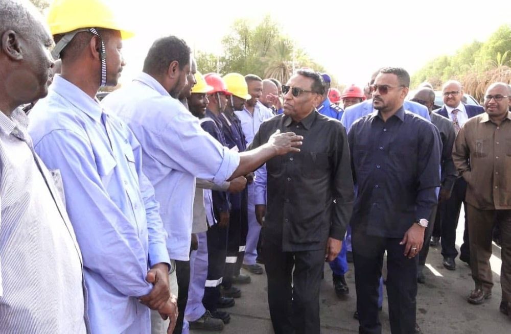 في أول زيارة.. رئيس الوزراء السوداني يتعهد بإعادة إعمار الخرطوم